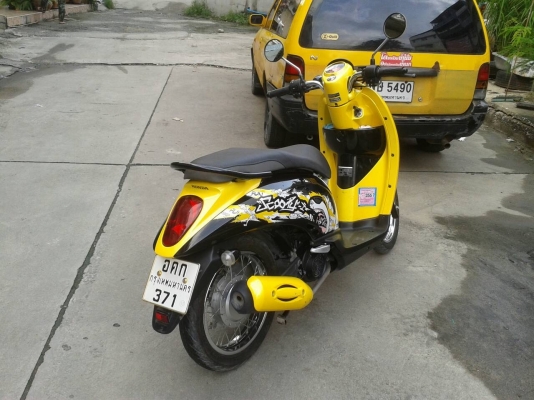 ขาย Scoopy i activeboy ปี55  สีเหลือง-ดำ 23,000 ด่วนต่อรองได้