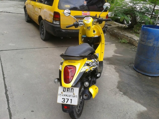 ขาย Scoopy i activeboy ปี55  สีเหลือง-ดำ 23,000 ด่วนต่อรองได้