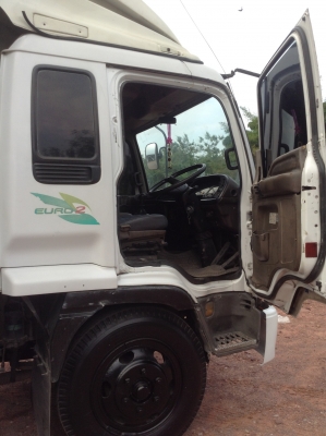 Isuzu 6ล้อ เดก้า เครื่อง 195 แรงม้า ตู้10 บาน ยาว 6 เมตร เครื่องดีื ซัซซีสวยมาก แอร์เย็น ยางดี พร้อมยางอะไหล่ ซัซซี่ใหญ่ยาวตลอด พวงมาลัยเพาเวอร์ เบรกจิ๊ฟฟี่ ขายตามสภาพ 680,000