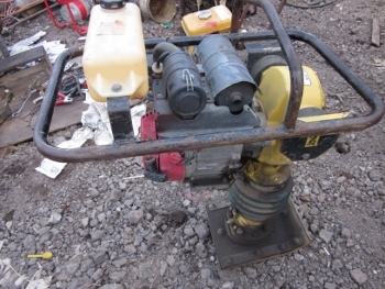 ขาย-เครื่องตบดิน แบบตบกระโดด จิงโจ้ เก่าญี่ปุ่น สภาพพร้อมใช้งาน แรงสูง ตัวใหญ่ ราคาอยู่ที่ 14,000 - 16,000 บาท