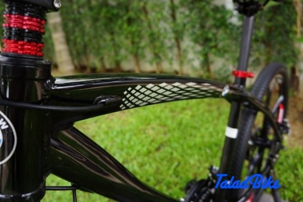 จักรยานเสือภูเขา BMW เฟรมโค้งแบบซ่อนสาย ล้อแม็ก 26 นิ้ว สีดำ