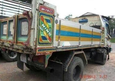 HINO FC171 - 185 HP HO7C หกล้อดั๊มพ์ กระบะดั๊มพ์มิเนียม 4 ตันความยาว 3.60 เมตรสภาพดีทรงสวย เครื่องแน่นแรงดีแห้งดี ภายในเก๋งคอนโซลครบพร้อม พวงมาลัยเพาเวอร์ ช่วงล่างใหญ่คัชซีสวยเดิมๆไม่มีดาม เฟืองท้ายติด F คานหน้าติด F ครบพร้อม  ยาง 8.25 ขอบ 16  สภาพดี 70\%