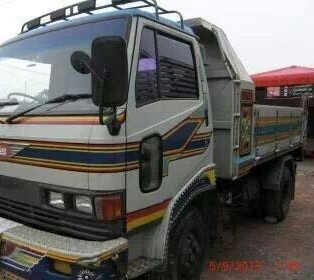 HINO FC171 - 185 HP HO7C หกล้อดั๊มพ์ กระบะดั๊มพ์มิเนียม 4 ตันความยาว 3.60 เมตรสภาพดีทรงสวย เครื่องแน่นแรงดีแห้งดี ภายในเก๋งคอนโซลครบพร้อม พวงมาลัยเพาเวอร์ ช่วงล่างใหญ่คัชซีสวยเดิมๆไม่มีดาม เฟืองท้ายติด F คานหน้าติด F ครบพร้อม  ยาง 8.25 ขอบ 16  สภาพดี 70\%