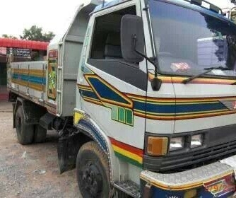 HINO FC171 - 185 HP HO7C หกล้อดั๊มพ์ กระบะดั๊มพ์มิเนียม 4 ตันความยาว 3.60 เมตรสภาพดีทรงสวย เครื่องแน่นแรงดีแห้งดี ภายในเก๋งคอนโซลครบพร้อม พวงมาลัยเพาเวอร์ ช่วงล่างใหญ่คัชซีสวยเดิมๆไม่มีดาม เฟืองท้ายติด F คานหน้าติด F ครบพร้อม  ยาง 8.25 ขอบ 16  สภาพดี 70\%