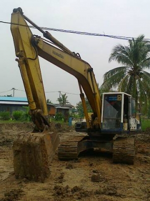 ขายรถแบคโฮ KOMATSU PC-200-5 ซีเรี้ยล 61000 กว่า ตัวเดินจีบ คอนโทรนสั้น เอกสารเล่มทะเบียน รถสวย ราคาคุยกันได้