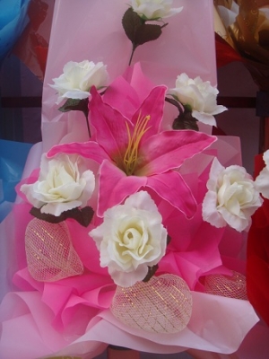 ขายช่อดอกไม้ ช่อตุ๊กตา ใช้สำหรับมอบให้ในงานรับปริญญา บัณฑิต และงานอื่นๆ