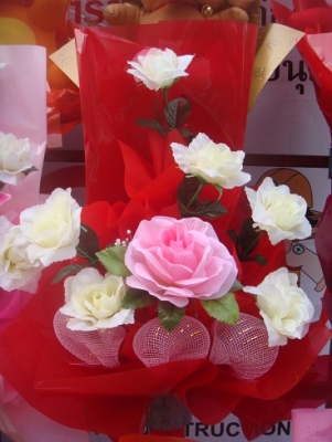 ขายช่อดอกไม้ ช่อตุ๊กตา ใช้สำหรับมอบให้ในงานรับปริญญา บัณฑิต และงานอื่นๆ