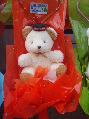 ขายช่อดอกไม้ ช่อตุ๊กตา ใช้สำหรับมอบให้ในงานรับปริญญา บัณฑิต และงานอื่นๆ