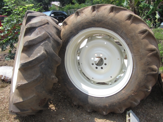 ขายด่วน ล้อพร้อมยางรถไถใหญ่ขนาด16.9R34 เก่าเก็บล้อนอก(18000) ขายด่วน ล้อพร้อมยางรถไถใหญ่ขนาด16.9R34 เก่าเก็บล้อนอก(18000)