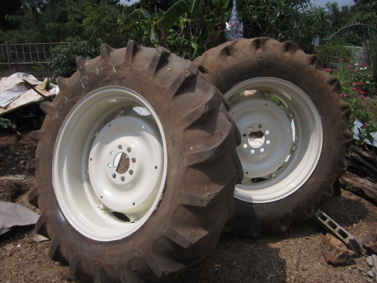 ขายด่วน ล้อพร้อมยางรถไถใหญ่ขนาด16.9R34 เก่าเก็บล้อนอก(18000)