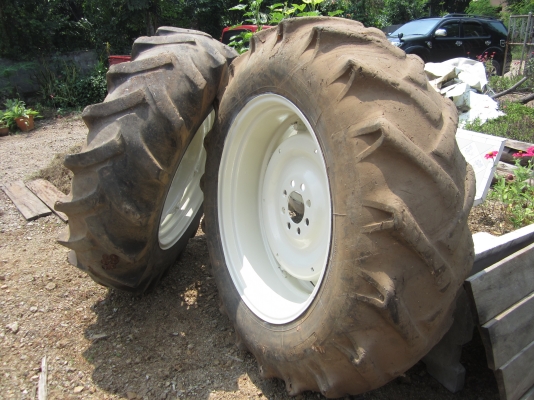 ขายด่วน ล้อพร้อมยางรถไถใหญ่ขนาด16.9R34 เก่าเก็บล้อนอก(18000) ขายด่วน ล้อพร้อมยางรถไถใหญ่ขนาด16.9R34 เก่าเก็บล้อนอก(18000)