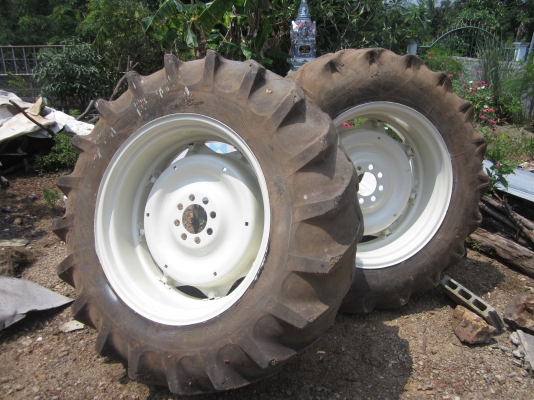 ขายด่วน ล้อพร้อมยางรถไถใหญ่ขนาด16.9R34 เก่าเก็บล้อนอก(18000) ขายด่วน ล้อพร้อมยางรถไถใหญ่ขนาด16.9R34 เก่าเก็บล้อนอก(18000)