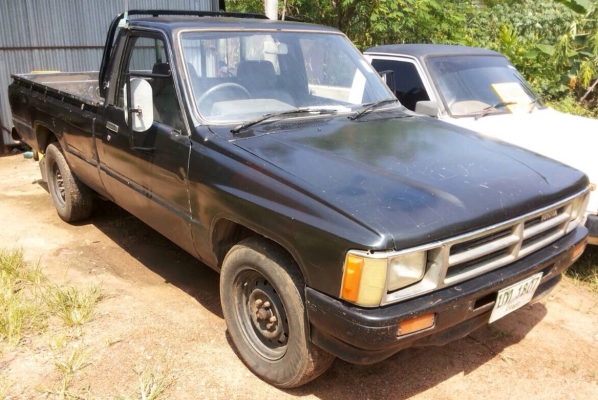 TOYOTA HILUX HERO 2.4D สภาพดีพร้อมใช้งาน วางเครื่องยนต์เบนซิล 4AG พร้อมทั้งติดตั้งแก๊ส LPG ลงเล่มครบถูกต้อง ภายในเก๋งสวยคลาสสิคเดิมๆ กระบะไม่มีผุกร่อนพร้อมบรรทุก ช่วงล่างคัชซีสวยไม่มีผุ ยางสภาพดี 70\% พร้อมใช้งาน เอกสารทะเบียนครบพร้อมโอน ราคาต่อรองได้ครับ