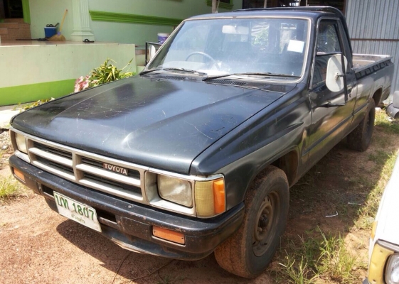 TOYOTA HILUX HERO 2.4D สภาพดีพร้อมใช้งาน วางเครื่องยนต์เบนซิล 4AG พร้อมทั้งติดตั้งแก๊ส LPG ลงเล่มครบถูกต้อง ภายในเก๋งสวยคลาสสิคเดิมๆ กระบะไม่มีผุกร่อนพร้อมบรรทุก ช่วงล่างคัชซีสวยไม่มีผุ ยางสภาพดี 70\% พร้อมใช้งาน เอกสารทะเบียนครบพร้อมโอน ราคาต่อรองได้ครับ