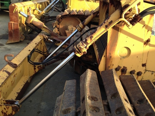 ขายด่วน รถแทรคเตอร์ตีนตะขาบ MITSU BISHI  BD2G  นำเข้าจากญี่ปุ่นโดยตรงยังไม่เคยใช้งานในไทย ใช้งานมา 14xx  ชม. สภาพสวย  ถึงไทยเร็ว ๆๆนี้