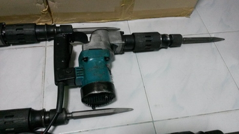เครื่องสกัดคอนกรีตไฟฟ้ายี่ห้อmakita รุ่น 0810T สภาพดีพร้อมใช้งานครับ
