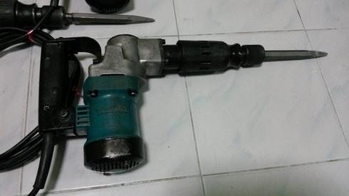 เครื่องสกัดคอนกรีตไฟฟ้ายี่ห้อmakita รุ่น 0810T สภาพดีพร้อมใช้งานครับ