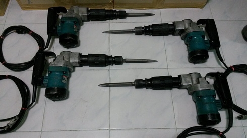 เครื่องสกัดคอนกรีตไฟฟ้ายี่ห้อmakita รุ่น 0810T สภาพดีพร้อมใช้งานครับ