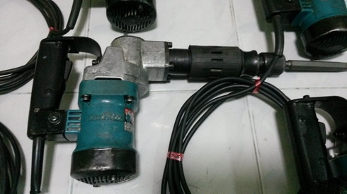 เครื่องสกัดคอนกรีตไฟฟ้ายี่ห้อmakita รุ่น 0810T สภาพดีพร้อมใช้งานครับ