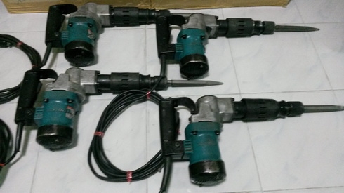 เครื่องสกัดคอนกรีตไฟฟ้ายี่ห้อmakita รุ่น 0810T สภาพดีพร้อมใช้งานครับ