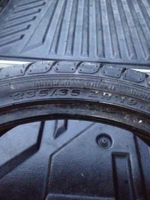 ขายยาง235-35-19 1คู่ดอกเต็ม95\% ครับ ถูกๆ