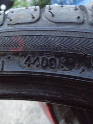 ขายยาง235-35-19 1คู่ดอกเต็ม95\% ครับ ถูกๆ