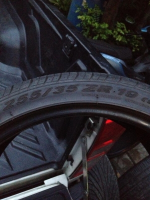 ขายยางPirelli 255-35-19 ถอดจากเบนซ์ ดอกเต็ม ปี11  1คู่ ครับถูกๆ