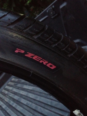 ขายยางPirelli 255-35-19 ถอดจากเบนซ์ ดอกเต็ม ปี11  1คู่ ครับถูกๆ