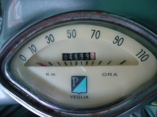 ขายรถเวสป้าคลาสสิค รุ่นไฟเหลี่ยม สภาพสวยๆ เก่าเก็บเดิมๆ เครื่องแน่นๆ สวยมากๆตามรูป ราคา 37,000.- อยู่เชียงใหม่ครับสนใจติดต่อ  กัน เชียงใหม่ 088-2584084 ;D