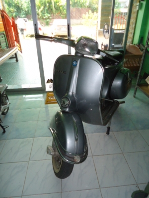 ขายรถเวสป้าคลาสสิค รุ่นไฟเหลี่ยม สภาพสวยๆ เก่าเก็บเดิมๆ เครื่องแน่นๆ สวยมากๆตามรูป ราคา 37,000.- อยู่เชียงใหม่ครับสนใจติดต่อ  กัน เชียงใหม่ 088-2584084 ;D