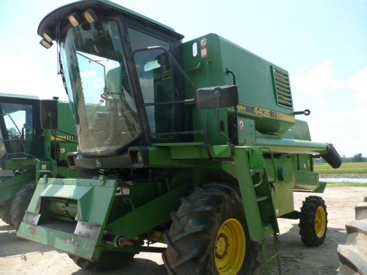 ขายรถเกี่ยวข้าวโพดjd4435