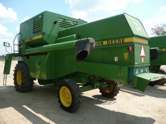 ขายรถเกี่ยวข้าวโพดjd4435