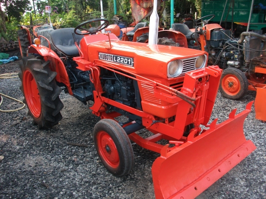 ขายด่วนๆๆๆ คูโบต้า L2201 พร้อมใบดันหน้า และผานบุกเบิก