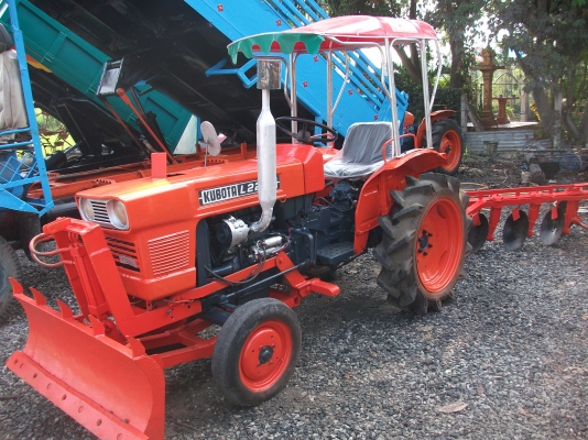 ขายด่วนๆๆๆ คูโบต้า L2201 พร้อมใบดันหน้า และผานบุกเบิก