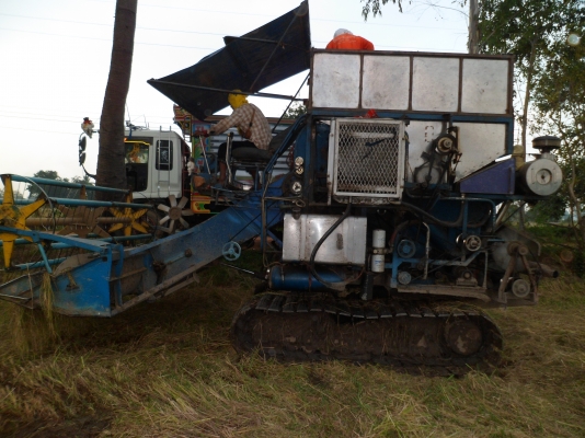 รถเกี่ยวข้าวพรกินรี