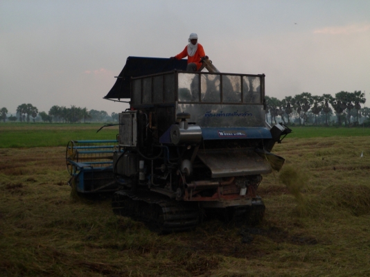 รถเกี่ยวข้าวพรกินรี