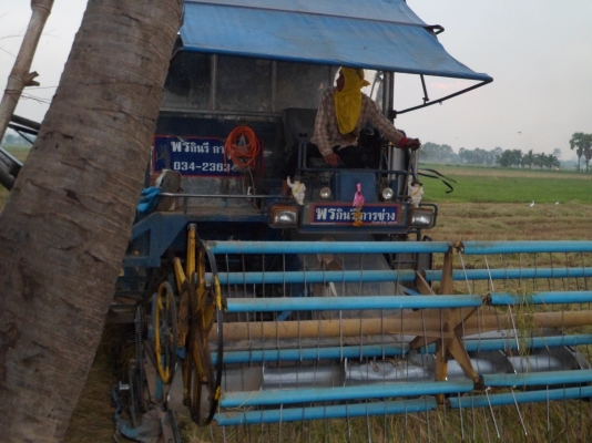 รถเกี่ยวข้าวพรกินรี