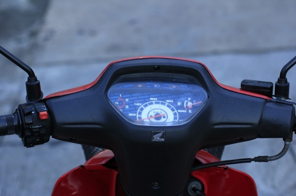 มอไซค์  Wave 100 แดง ล้อทองหล่อๆ