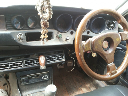 ขาย คลาสสิคคาร์ DATSUN SUNNY B210/120Y เครื่องเดิมเกียร์เดิม สีหนา มีแตกมีลอก ภายในดี คอนโซลครบ แอร์มีระบบ ต้องเช็ค ยางดี4เส้น ปั้น หน่อย เท่เลย เอกสารครบทะเบียนเต็ม ราคาต่อรองได้เด้อ พี่น้องครับ