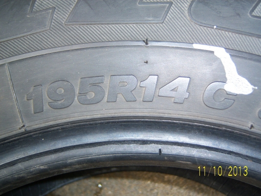 ยางขอบ 14 กระบะ  195R14  ปี 11  4เส้น