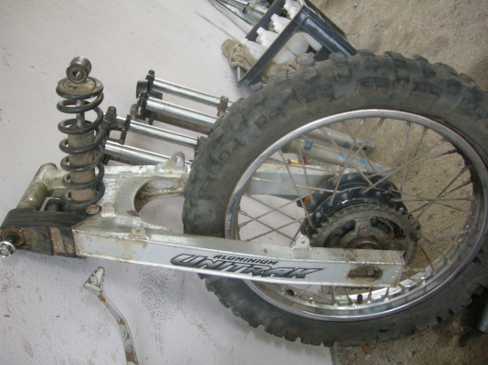 สวิงอาร์มโช๊คเดี่ยวมีกระเดื่องพร้อมล้อ16นิ้ว