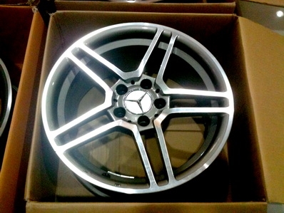 แม็กซ์ BENZ 17 นิ้ว กว้าง8นิ้ว ET32 สภาพใหม่ ไม่มีดุ้ง ขอบเงาวับ ไม่มีเบียด ล้อสวยทั้งชุด ฝากลางเบนซ์อยู่ครบทั้งหมด ราคาต่อรองได้  ตจว ส่งได้ครับ คลิ้กดูสินค้าอื่นได้ต่อเลยครับ