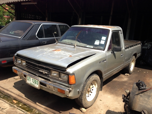 DATSUN 720 เครื่อง เบนซิน สภาพเดิม ๆ มีแอร์ รถวิ่งได้สบาย