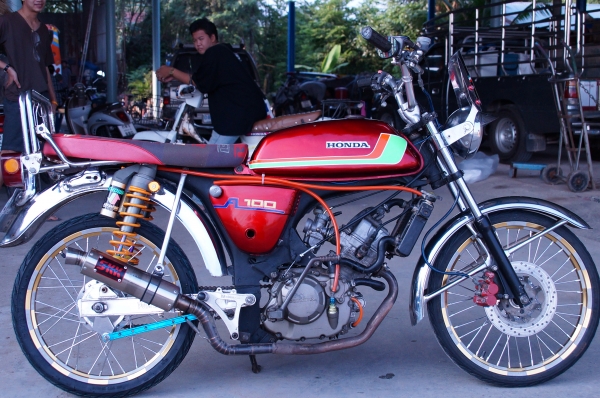 ขาย SUZUKI A 100 เครื่อง HONDA โซนิค ทะเบียน เล่ม เครื่อง โครง ออกใบซื้อขายให้ ครับ รถสวยสภาพตาม รูปเลยครับ