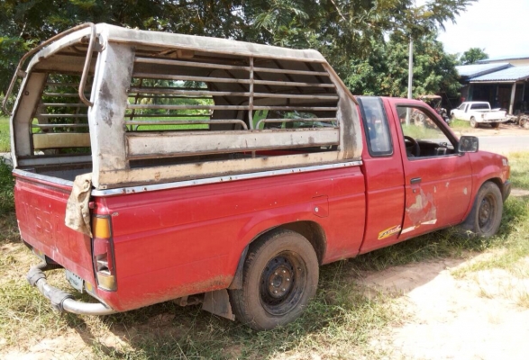 NISSAN BIG M CAB 2.5 MT TD25 ปี 31 เครื่องฝาขาว หัวเก๋งมีแค็ปครบพร้อมใช้งาน เครื่องแน่นแรงดีไม่มีเยิ้ม ภายในเก๋งคอนโซลสวยครบ พวงมาลัยธรรมดา กระบะไม่มีผุ ช่วงล่างคัชซีสวยมากไม่มีผุไม่มีดาม ยางสภาพดี 4 เส้นประมาณ 60\% พร้อมใช้งาน เอกสารทะเบียนครบพร้อมโอน ราค