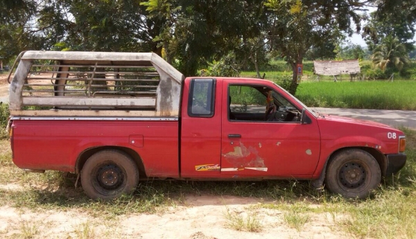 NISSAN BIG M CAB 2.5 MT TD25 ปี 31 เครื่องฝาขาว หัวเก๋งมีแค็ปครบพร้อมใช้งาน เครื่องแน่นแรงดีไม่มีเยิ้ม ภายในเก๋งคอนโซลสวยครบ พวงมาลัยธรรมดา กระบะไม่มีผุ ช่วงล่างคัชซีสวยมากไม่มีผุไม่มีดาม ยางสภาพดี 4 เส้นประมาณ 60\% พร้อมใช้งาน เอกสารทะเบียนครบพร้อมโอน ราค