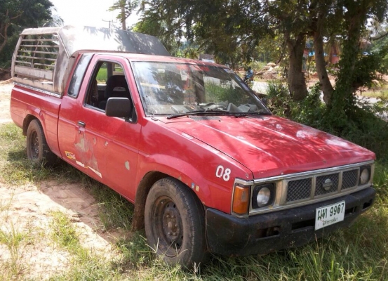 NISSAN BIG M CAB 2.5 MT TD25 ปี 31 เครื่องฝาขาว หัวเก๋งมีแค็ปครบพร้อมใช้งาน เครื่องแน่นแรงดีไม่มีเยิ้ม ภายในเก๋งคอนโซลสวยครบ พวงมาลัยธรรมดา กระบะไม่มีผุ ช่วงล่างคัชซีสวยมากไม่มีผุไม่มีดาม ยางสภาพดี 4 เส้นประมาณ 60\% พร้อมใช้งาน เอกสารทะเบียนครบพร้อมโอน ราค