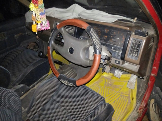 NISSAN BIG M CAB 2.5 MT TD25 ปี 31 เครื่องฝาขาว หัวเก๋งมีแค็ปครบพร้อมใช้งาน เครื่องแน่นแรงดีไม่มีเยิ้ม ภายในเก๋งคอนโซลสวยครบ พวงมาลัยธรรมดา กระบะไม่มีผุ ช่วงล่างคัชซีสวยมากไม่มีผุไม่มีดาม ยางสภาพดี 4 เส้นประมาณ 60\% พร้อมใช้งาน เอกสารทะเบียนครบพร้อมโอน ราค