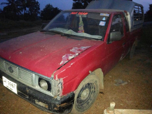 NISSAN BIG M CAB 2.5 MT TD25 ปี 31 เครื่องฝาขาว หัวเก๋งมีแค็ปครบพร้อมใช้งาน เครื่องแน่นแรงดีไม่มีเยิ้ม ภายในเก๋งคอนโซลสวยครบ พวงมาลัยธรรมดา กระบะไม่มีผุ ช่วงล่างคัชซีสวยมากไม่มีผุไม่มีดาม ยางสภาพดี 4 เส้นประมาณ 60\% พร้อมใช้งาน เอกสารทะเบียนครบพร้อมโอน ราค