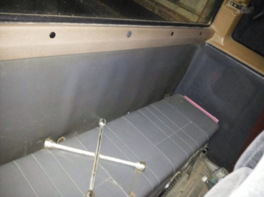 NISSAN BIG M CAB 2.5 MT TD25 ปี 31 เครื่องฝาขาว หัวเก๋งมีแค็ปครบพร้อมใช้งาน เครื่องแน่นแรงดีไม่มีเยิ้ม ภายในเก๋งคอนโซลสวยครบ พวงมาลัยธรรมดา กระบะไม่มีผุ ช่วงล่างคัชซีสวยมากไม่มีผุไม่มีดาม ยางสภาพดี 4 เส้นประมาณ 60\% พร้อมใช้งาน เอกสารทะเบียนครบพร้อมโอน ราค